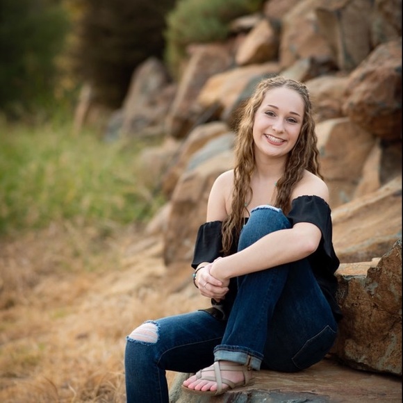 Meet your Posher, Lauren 🌵✨ - Picture 1 of 3